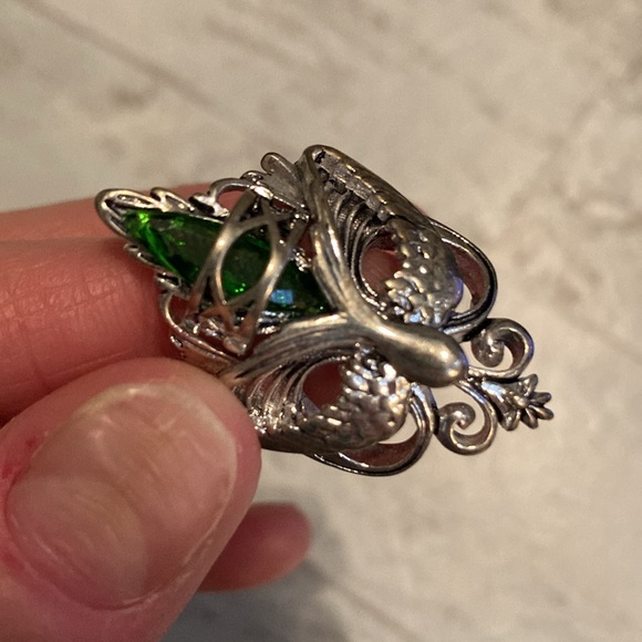 Vintage Style Emerald Bali Mardi Gras Mask Silver Tone Ornate Cocktail Ring - Picture 6 of 7